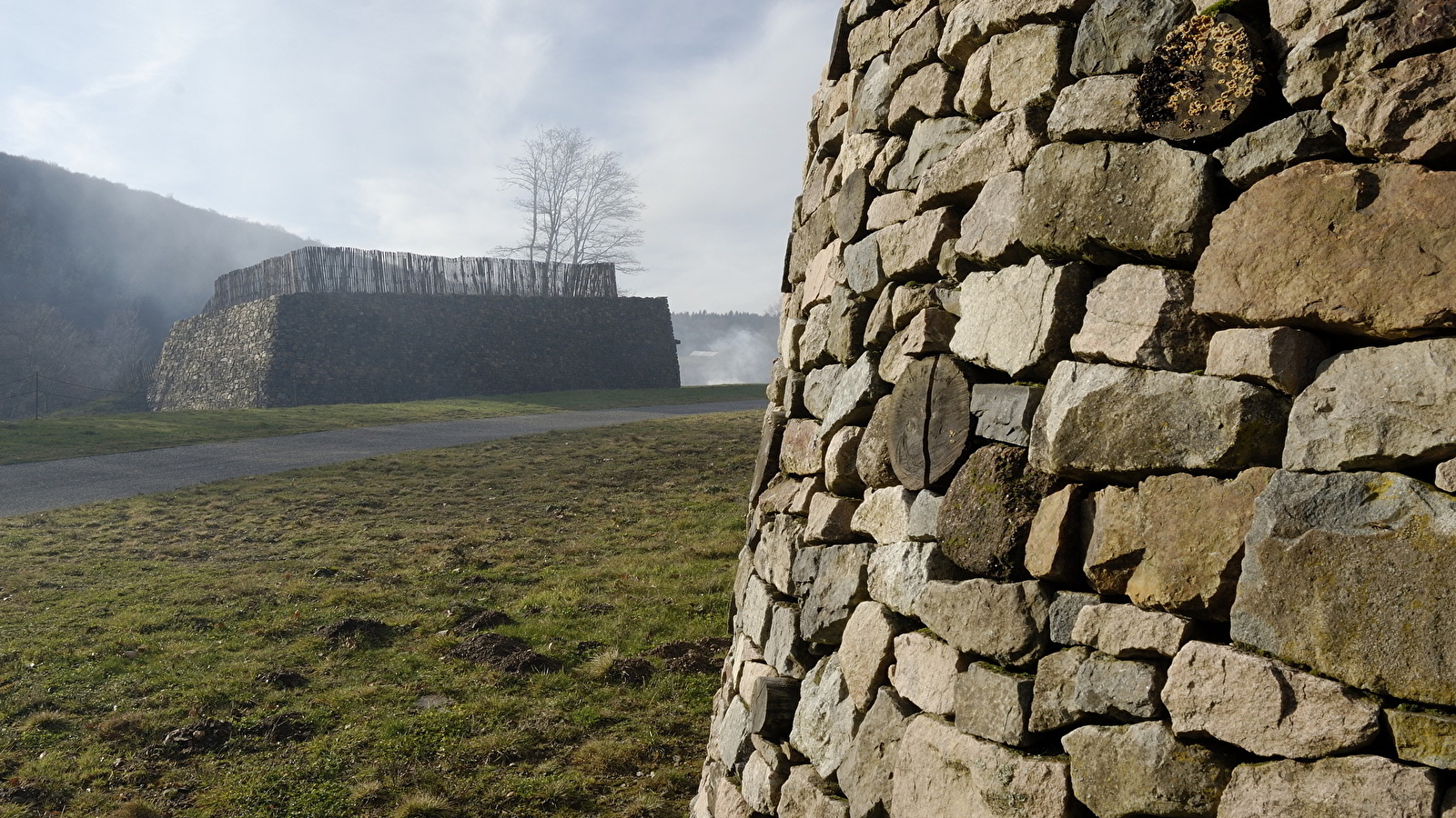 Bibracte, tour des remparts